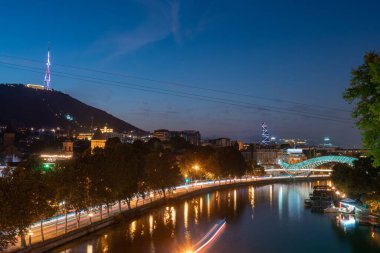 Tiflis 'in gece görüşü, televizyon kulesi ve diğer simgeler. Georgia mı? Seyahat