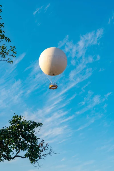 Luftballong För Passagerare Mot Den Blå Himlen Georgien Tbilisi — Stockfoto
