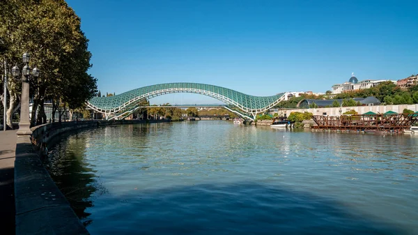 Puente Paz Tiflis Vista Puente Futurista Vidrio Metal Sobre Río —  Fotos de Stock