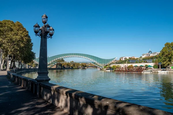 Most Míru Tbilisi Pohled Futuristický Most Skla Kovu Přes Řeku — Stock fotografie