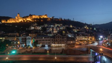 Tiflis, Gürcistan - 14 Ekim 2020: Narikala Kalesi ve şehrin diğer simgeleri. Seyahat
