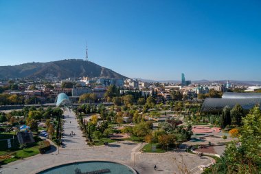 Tiflis, Gürcistan - 24 Ekim 2020: Gürcistan 'ın başkenti Tiflis' te güzel manzara