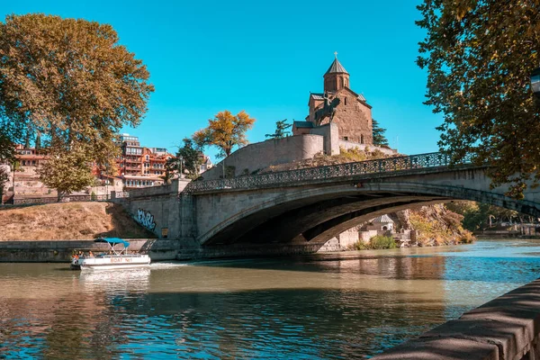 Tiflis Georgia Octubre 2020 Iglesia Metekhi Monumento Del Rey Vakhtang —  Fotos de Stock