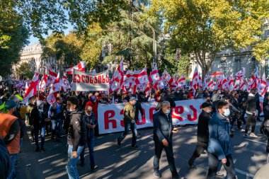 Tiflis, Gürcistan - 08 Kasım 2020: Rustaveli Bulvarı, Tiflis 'te Bidzina Ivanishzhili' ye karşı protesto gösterisi