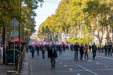 Tiflis, Gürcistan - 08 Kasım 2020: Rustaveli Bulvarı, Tiflis 'te Bidzina Ivanishzhili' ye karşı protesto gösterisi