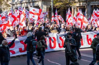 Tiflis, Gürcistan - 08 Kasım 2020: Rustaveli Bulvarı, Tiflis 'te Bidzina Ivanishzhili' ye karşı protesto gösterisi