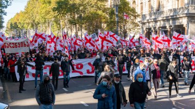 Tiflis, Gürcistan - 08 Kasım 2020: Rustaveli Bulvarı, Tiflis 'te Bidzina Ivanishzhili' ye karşı protesto gösterisi
