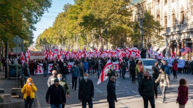 Tiflis, Gürcistan - 08 Kasım 2020: Rustaveli Bulvarı, Tiflis 'te Bidzina Ivanishzhili' ye karşı protesto gösterisi