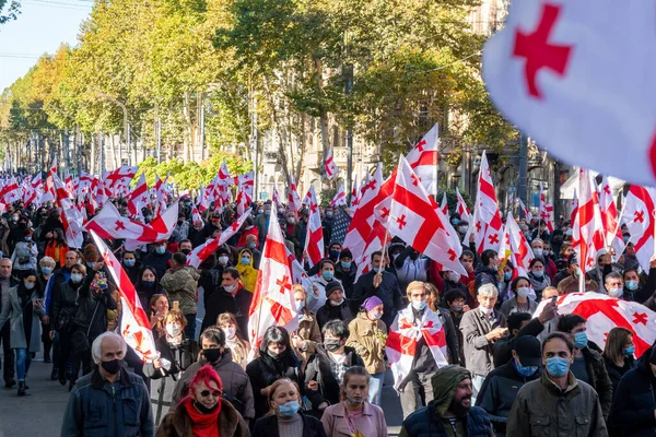 Tiflis, Gürcistan - 08 Kasım 2020: Rustaveli Bulvarı, Tiflis 'te Bidzina Ivanishzhili' ye karşı protesto gösterisi