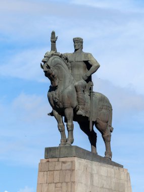 Tiflis, Gürcistan - 7 Kasım 2020: Tiflis, Gürcistan 'daki Kral Vakhtang Gorgasali heykeli