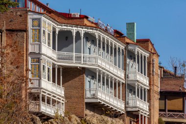 Tiflis, Gürcistan - 7 Kasım 2020: Kura, Tiflis, Gürcistan üzerindeki uçurumun kenarındaki evler