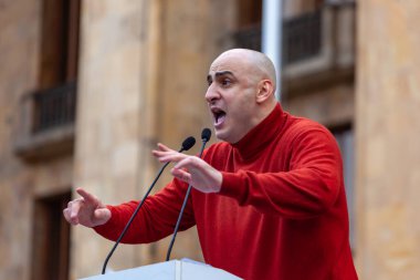 Tiflis, Gürcistan - 14 Kasım 2020: Bidzina Ivanishzhili 'ye karşı yapılan protesto, Rustaveli Bulvarı' nda adil seçim talep ediyor, sözcü Nika Melia