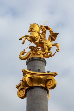 Tiflis, Gürcistan - 14 Kasım 2020: Tiflis 'teki Özgürlük Meydanı' nda Aziz George 'un altın heykeli, anıt