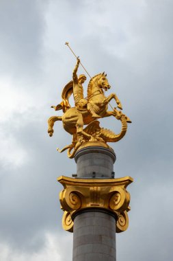 Tiflis, Gürcistan - 14 Kasım 2020: Tiflis 'teki Özgürlük Meydanı' nda Aziz George 'un altın heykeli, anıt