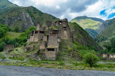 Dağ köyündeki eski kale Shatili, ortaçağ şatosunun kalıntıları.