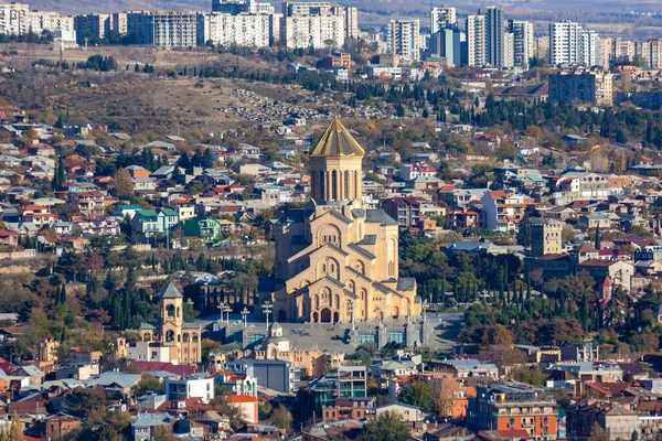 Vue de Tbilissi avec Sameba, église de la Trinité et autres monuments — Photo