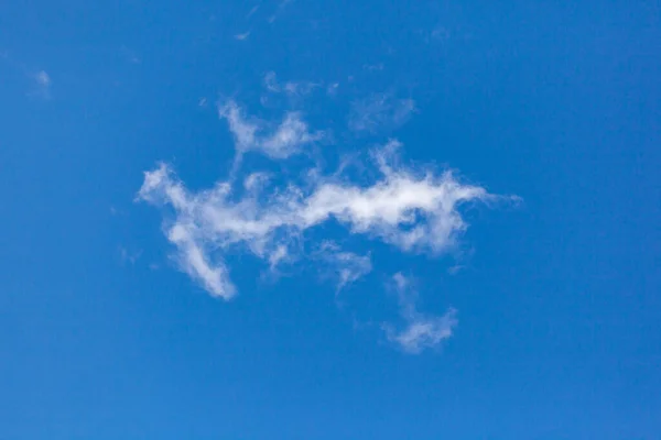 Céu azul fundo com nuvens brancas, natureza — Fotografia de Stock