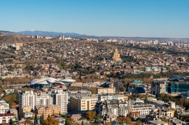 Sameba, Trinity Kilisesi ve diğer simgelerle Tiflis manzarası. Seyahat için güzel bir yer. Yer İmleri