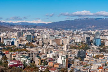 Tiflis, Gürcistan - 23 Kasım 2020: Tiflis, şehir manzarasının panoramik görünümü