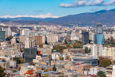 Tiflis, Gürcistan - 23 Kasım 2020: Tiflis, şehir manzarasının panoramik görünümü