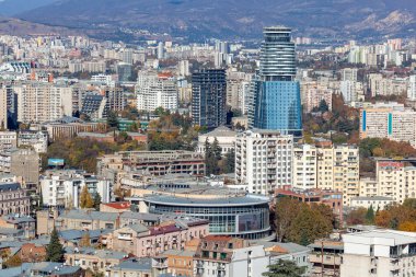 Tiflis, Gürcistan - 23 Kasım 2020: Tiflis, şehir manzarasının panoramik görünümü