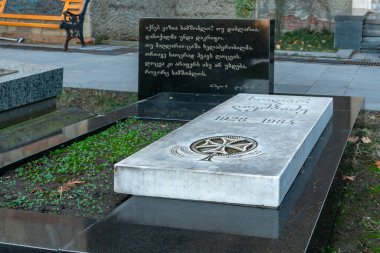 Tiflis, Gürcistan - 23 Kasım 2020: Yazarlar ve Halk figürlerinden Mtatsminda Pantheon, Mama Daviti Kilisesi yakınlarındaki mezarlık. Nodar Dumbadze