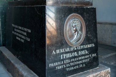 Tiflis, Gürcistan - 23 Kasım 2020: Yazarlar ve Halk figürlerinden Mtatsminda Pantheon, Mama Daviti Kilisesi yakınlarındaki mezarlık. Alexander Griboedow