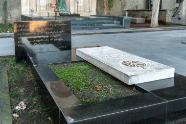 Tiflis, Gürcistan - 23 Kasım 2020: Yazarlar ve Halk figürlerinden Mtatsminda Pantheon, Mama Daviti Kilisesi yakınlarındaki mezarlık. Nodar Dumbadze