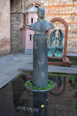 Tiflis, Gürcistan - 23 Kasım 2020: Yazarlar ve Halk figürlerinden Mtatsminda Pantheon, Mama Daviti Kilisesi yakınlarındaki mezarlık. Akaki Khorava