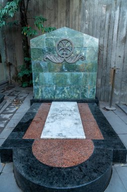 Tiflis, Gürcistan - 23 Kasım 2020: Yazarlar ve Halk figürlerinden Mtatsminda Pantheon, Mama Daviti Kilisesi yakınlarındaki mezarlık. Merab Kostava