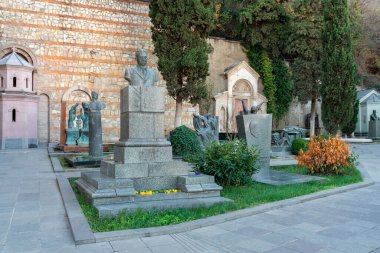 Tiflis, Gürcistan - 23 Kasım 2020: Yazarlar ve Halk figürlerinden Mtatsminda Pantheon, Mama Daviti Kilisesi yakınlarındaki mezarlık