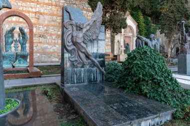 Tiflis, Gürcistan - 23 Kasım 2020: Yazarlar ve Halk figürlerinden Mtatsminda Pantheon, Mama Daviti Kilisesi yakınlarındaki mezarlık