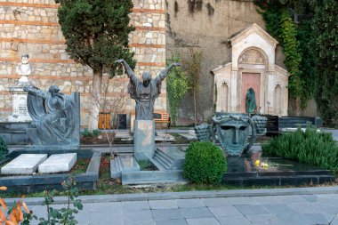 Tiflis, Gürcistan - 23 Kasım 2020: Yazarlar ve Halk figürlerinden Mtatsminda Pantheon, Mama Daviti Kilisesi yakınlarındaki mezarlık