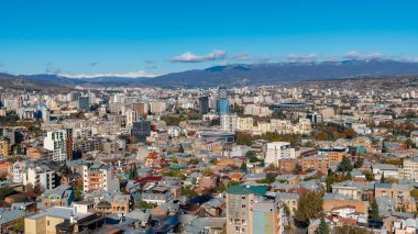 Tiflis, Gürcistan - 23 Kasım 2020: Tiflis, şehir manzarasının panoramik görünümü