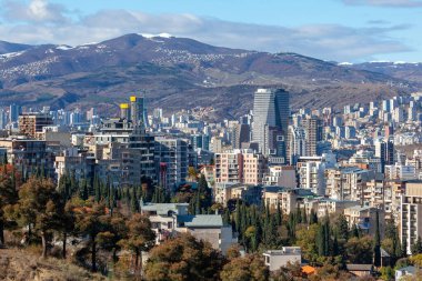 Tiflis, Gürcistan - 23 Kasım 2020: Tiflis, şehir manzarasının panoramik görünümü