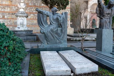Tiflis, Gürcistan - 23 Kasım 2020: Yazarlar ve Halk figürlerinden Mtatsminda Pantheon, Mama Daviti Kilisesi yakınlarındaki mezarlık