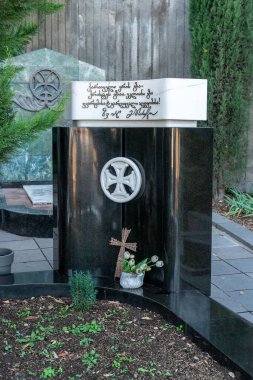 Tiflis, Gürcistan - 23 Kasım 2020: Yazarlar ve Halk figürlerinden Mtatsminda Pantheon, Mama Daviti Kilisesi yakınlarındaki mezarlık. Zviad Gamsakhurdia