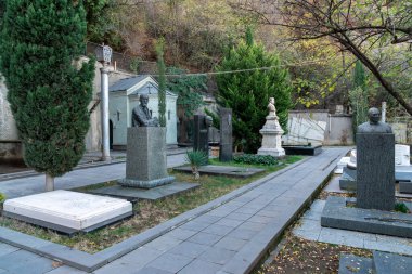 Tiflis, Gürcistan - 23 Kasım 2020: Yazarlar ve Halk figürlerinden Mtatsminda Pantheon, Mama Daviti Kilisesi yakınlarındaki mezarlık