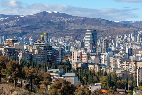 Tiflis, Gürcistan - 23 Kasım 2020: Tiflis, şehir manzarasının panoramik görünümü