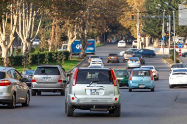 Tiflis, Gürcistan - 23 Kasım 2020: Tiflis şehir caddesinde trafik. Ulaşım
