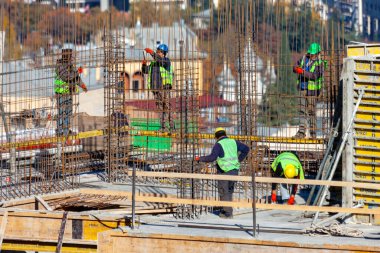 Tiflis, Gürcistan - 23 Kasım 2020: İnşaat işçileri yüksek binalar ve mimari üzerinde çalışıyorlar