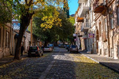 Tiflis, Gürcistan - 23 Kasım 2020: Tiflis 'teki eski tarihi evler, seyahat