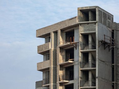 İnşa edilen bina, beton ve yapışkan tesisat. Mimari