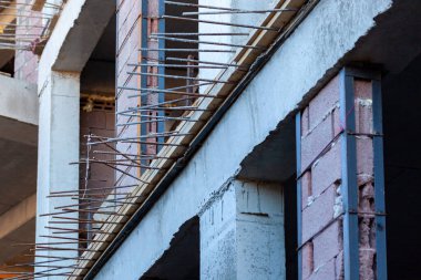 İnşa edilen bina, beton ve yapışkan tesisat. Mimari