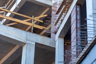 İnşa edilen bina, beton ve yapışkan tesisat. Mimari