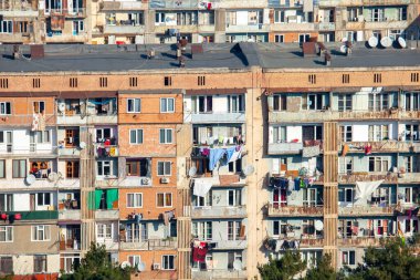 Tiflis, Gürcistan - 28 Kasım 2020: Tiflis 'te çok katlı bir bina. İnsanlar