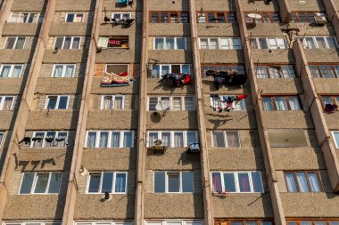 Tiflis, Gürcistan - 28 Kasım 2020: Tiflis 'te çok katlı bir bina. İnsanlar