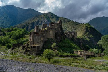 Dağ köyü Shatili 'deki eski kale, Gürcistan' daki ortaçağ şatosunun kalıntıları. Geleneksel mimarinin mirası