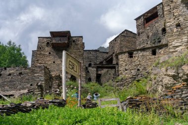 Dağ köyü Shatili 'deki eski kale, Gürcistan' daki ortaçağ şatosunun kalıntıları. Geleneksel mimarinin mirası