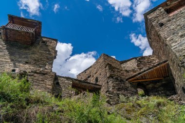Dağ köyü Shatili 'deki eski kale, Gürcistan' daki ortaçağ şatosunun kalıntıları. Geleneksel mimarinin mirası